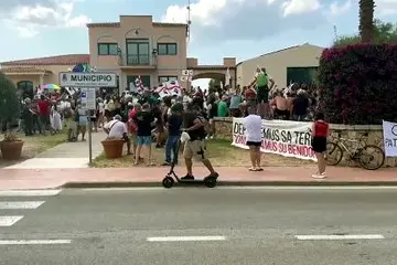 Porto San Paolo, centinaia di manifestanti davanti al municipio contro il resort a Cala Finanza