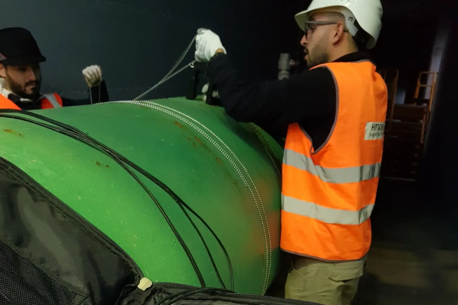 Lavori su una condotta idrica (foto Abbanoa)