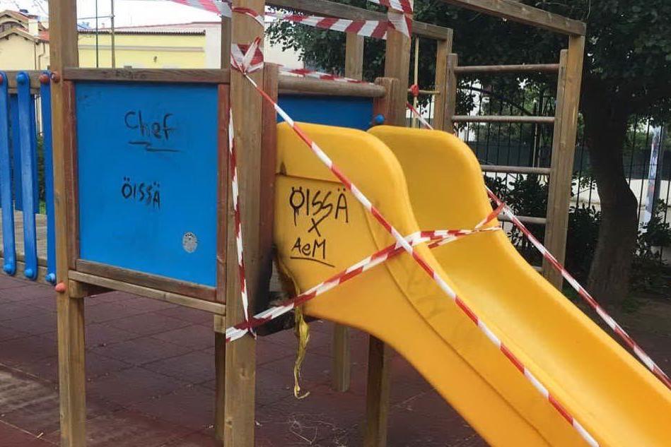 Villacidro, vandali in azione: danneggiato il parco giochi per bimbi