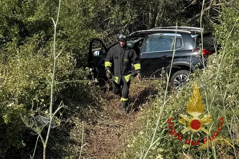 L'auto finita fuori strada