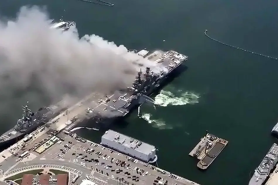 Il fumo sprigionatosi dalla nave (Ansa - Vigili del fuoco di San Diego)