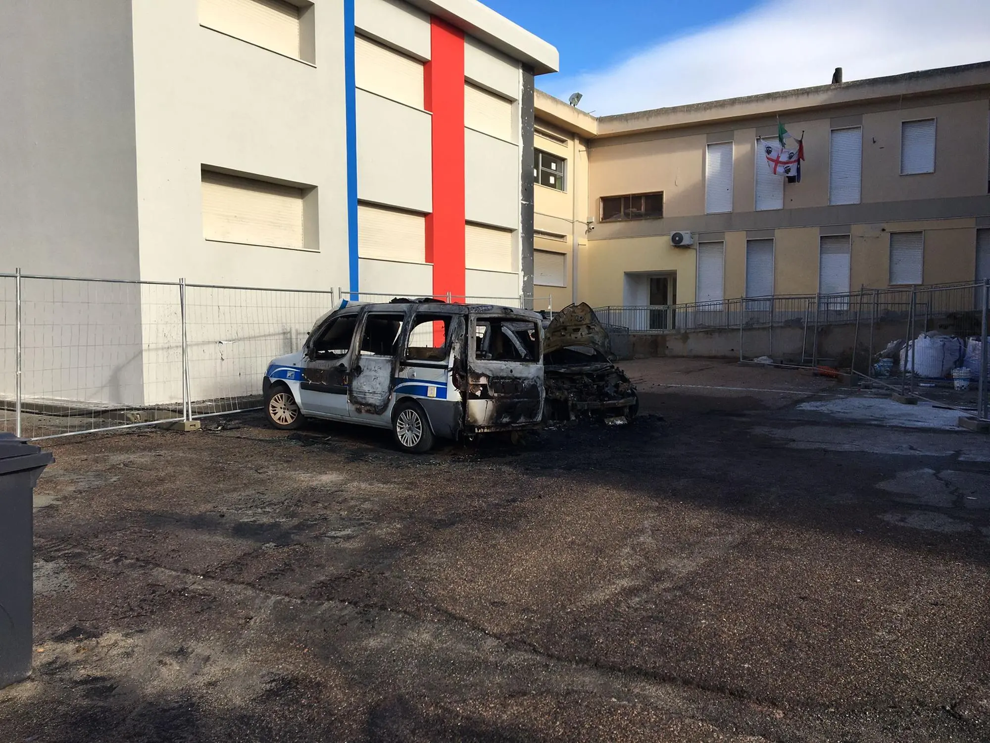 Una delle auto bruciate a Quartucciu (Foto Fr. Me.)