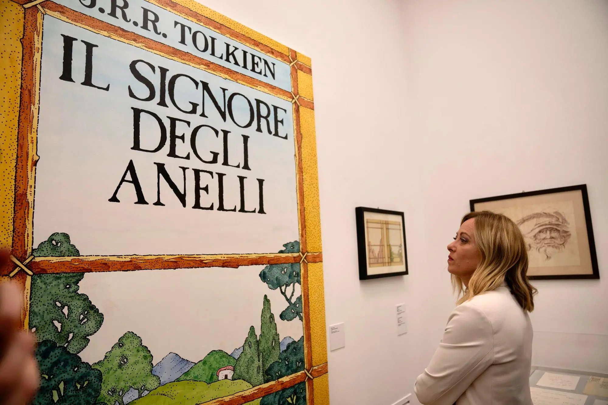La premier Giorgia Meloni visita la mostra su Tolkien (Ansa)