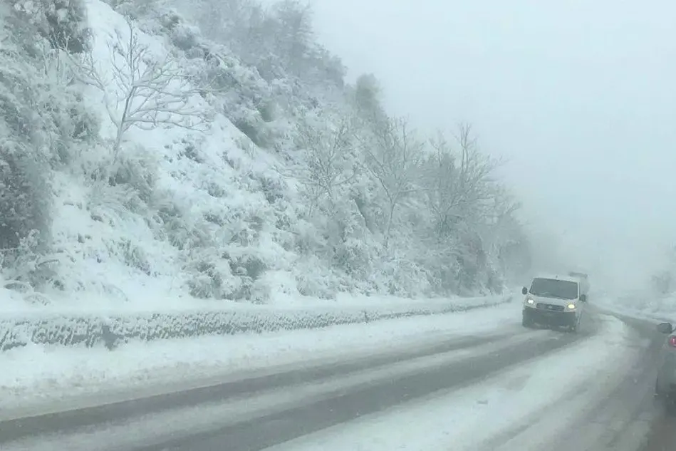 Neve sulle strade del centro Sardegna