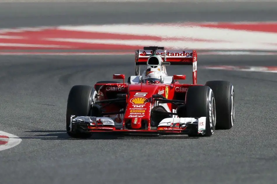 Il pilota tedesco Sebastian Vettel in pista sulla Ferrari