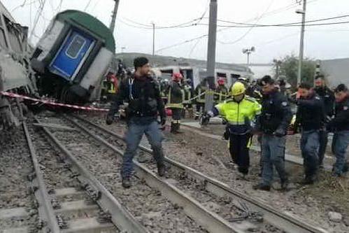 Treno deragliato a Milano: i soccorsi