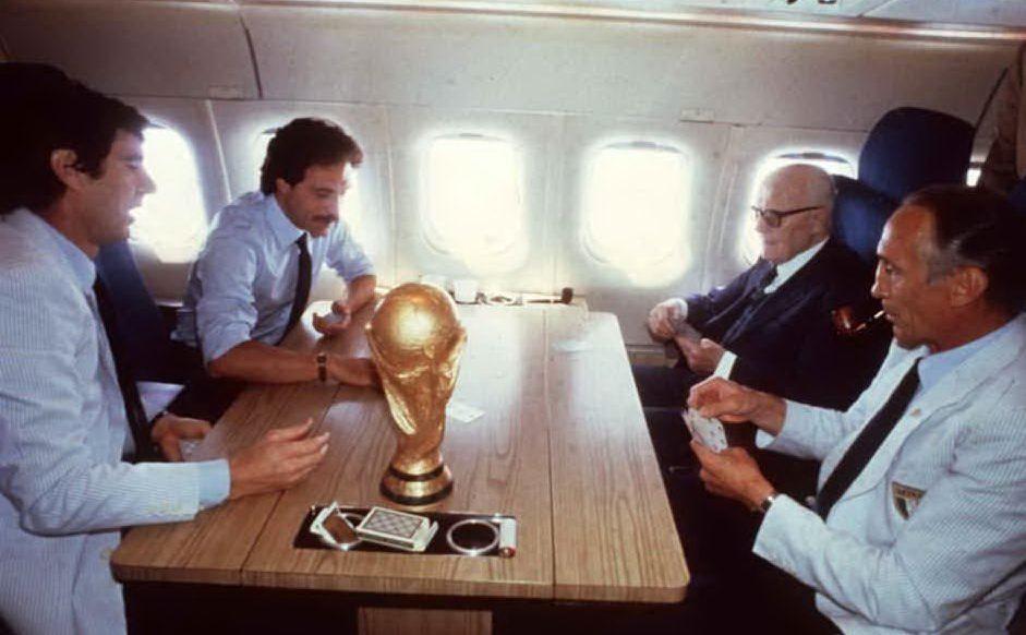 La celebre partita a scopone sull'aereo di ritorno dal trionfo ai Mondiali 1982