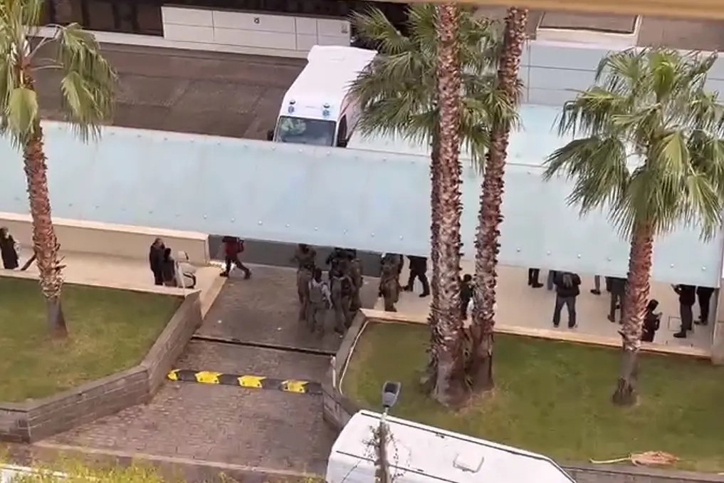Il blitz dei carabinieri ripreso dagli uffici di fronte alla clinica (Frame da video)