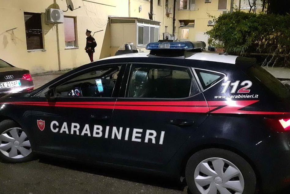 I carabinieri davanti alla casa di via Podgora a Cagliari (Archivio L'Unione Sarda)