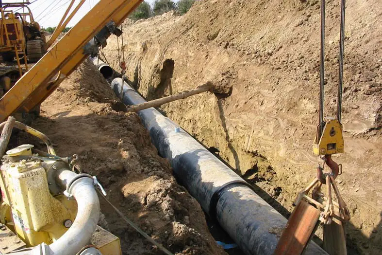 Laying the pipe of a methane pipeline (L'Unione Sarda Archive)