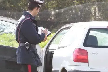 I carabinieri davanti all'auto di Luciana Ecca (Fabio Marras)
