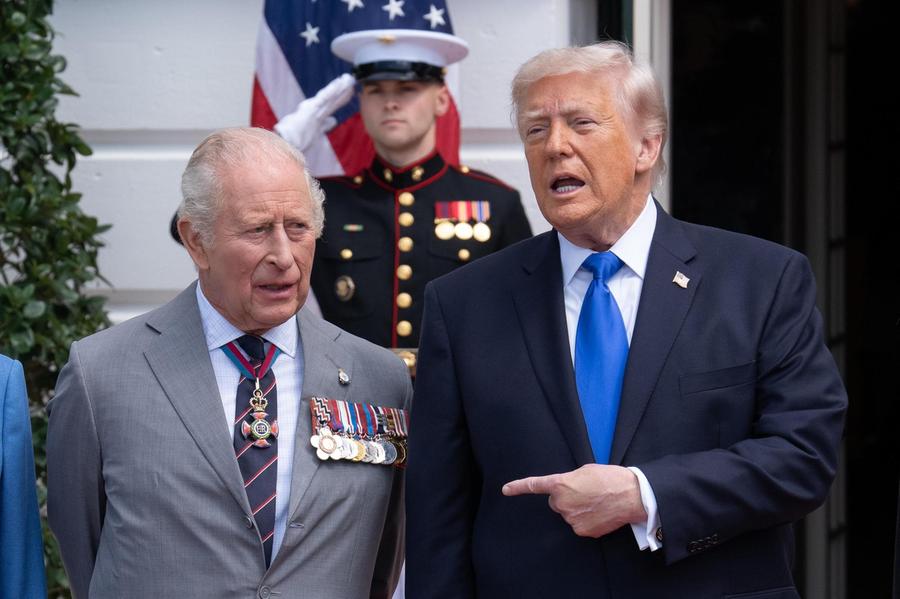 Trump rimuove i dazi sul whisky scozzese: «Un omaggio a re Carlo e a Camilla»