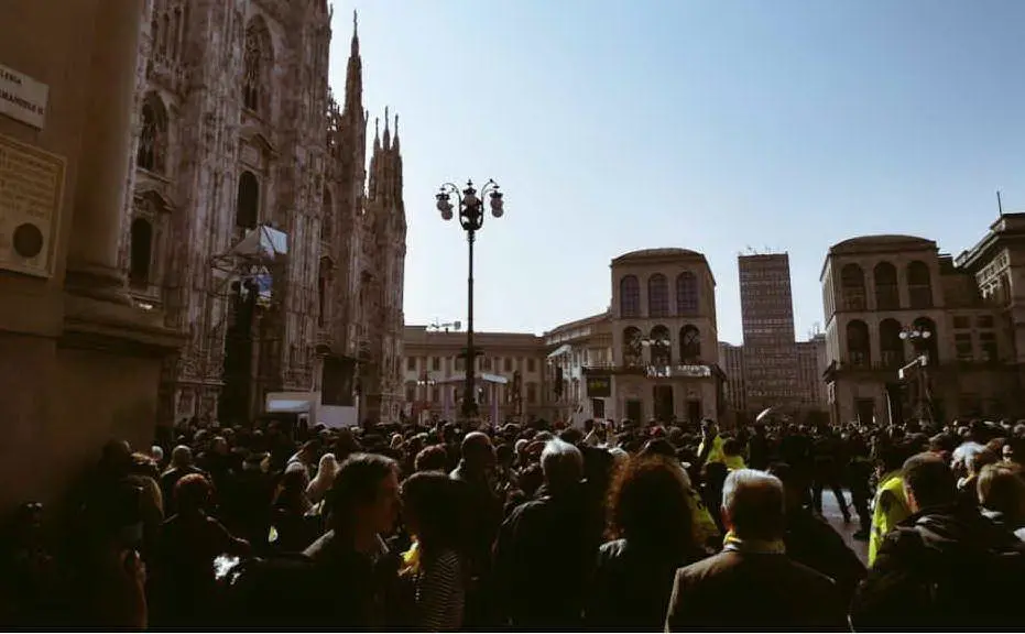 La folla radunata in piazza Duomo
