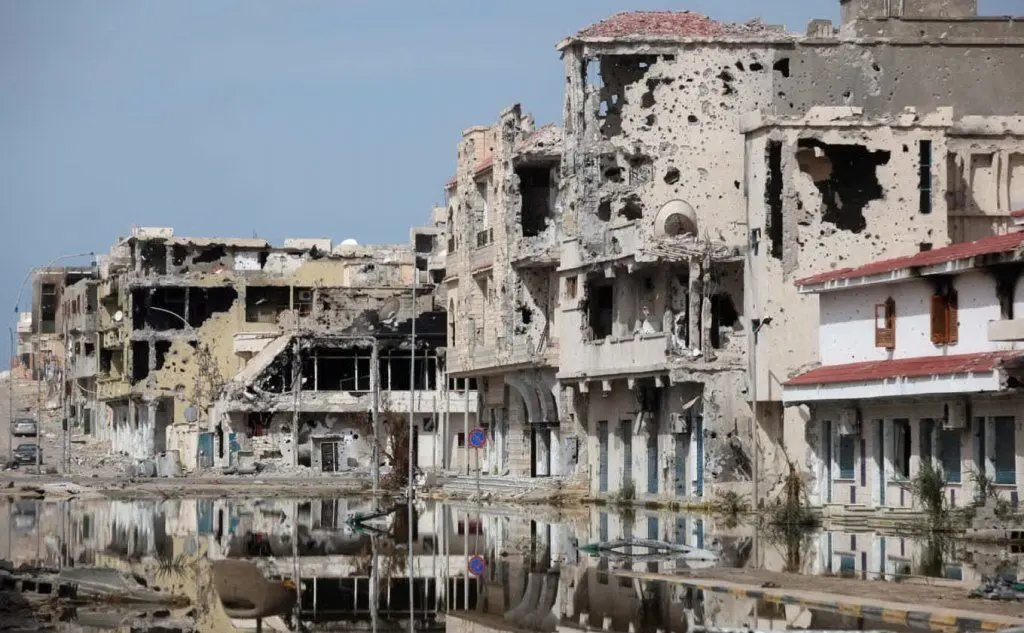 Le macerie di Sirte dopo la caduta di Gheddafi. (Foto Ansa)