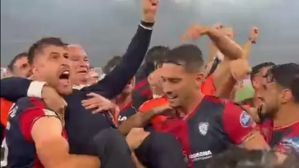 Claudio Ranieri Triumphantly Carried by Cagliari Team in Serie A Victory: Emotional Images from San Nicola di Bari