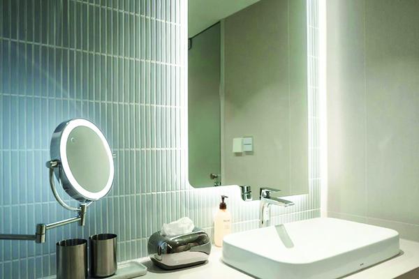 Luce perfetta davanti allo specchio: errori da evitare in bagno