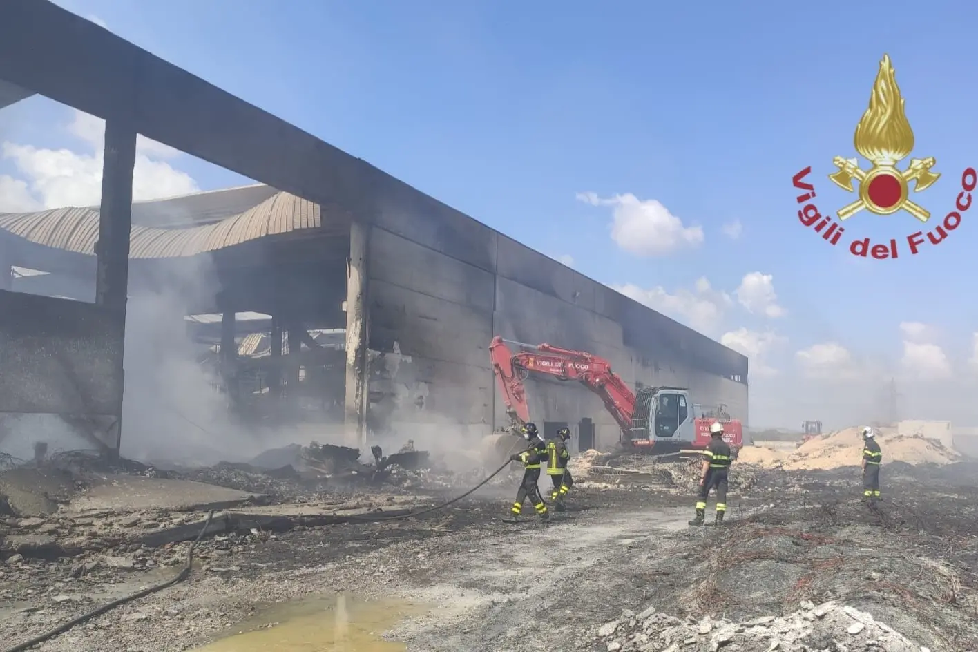 Le operazioni di bonifica (foto Vigili del fuoco)