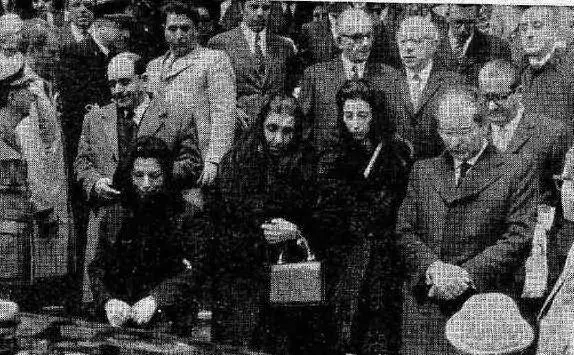 Il funerale: il presidente del Consiglio Emilio Colombo accanto alla vedova Mannironi