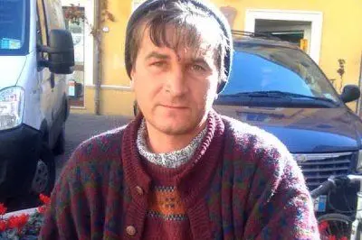 Tudor Gumciu, il quarantenne preso a sassate