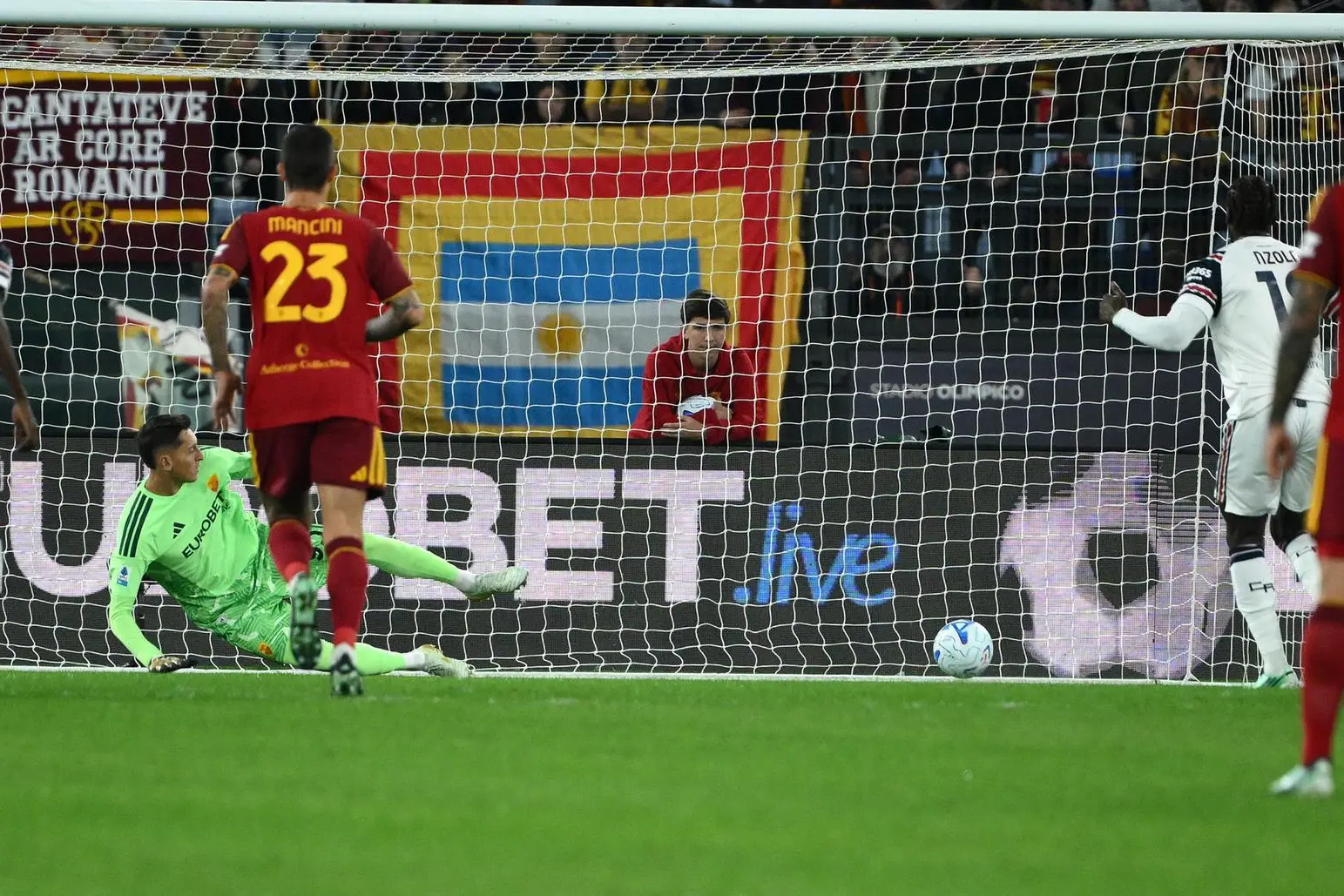 Il rigore di M'Bala Nzola valso il vantaggio del Cagliari a Roma (foto Ansa)