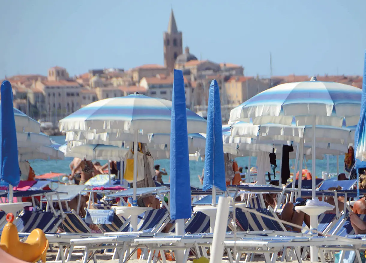 Ombrelloni e lettini degli stabilimneti balneari del lido di Alghero (Archivio L'Unione Sarda)