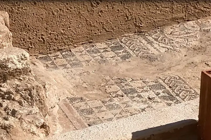 Il mosaico rinvenuto in via Ponte Romano (foto Pala)