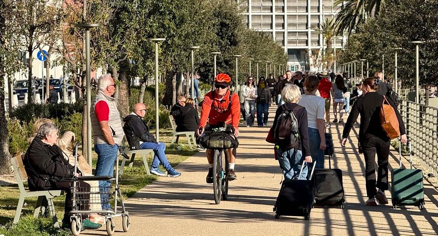 Tutti al mare per il primo sole