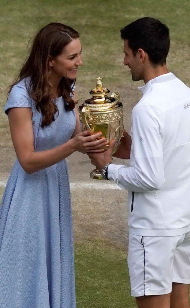 Kate Middleton consegna il trofeo al serbo (Ansa)