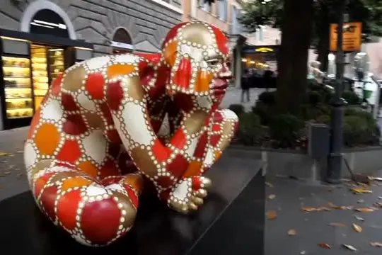 "Armonie del corpo": le opere di Rabarama esposte in via Veneto a Roma