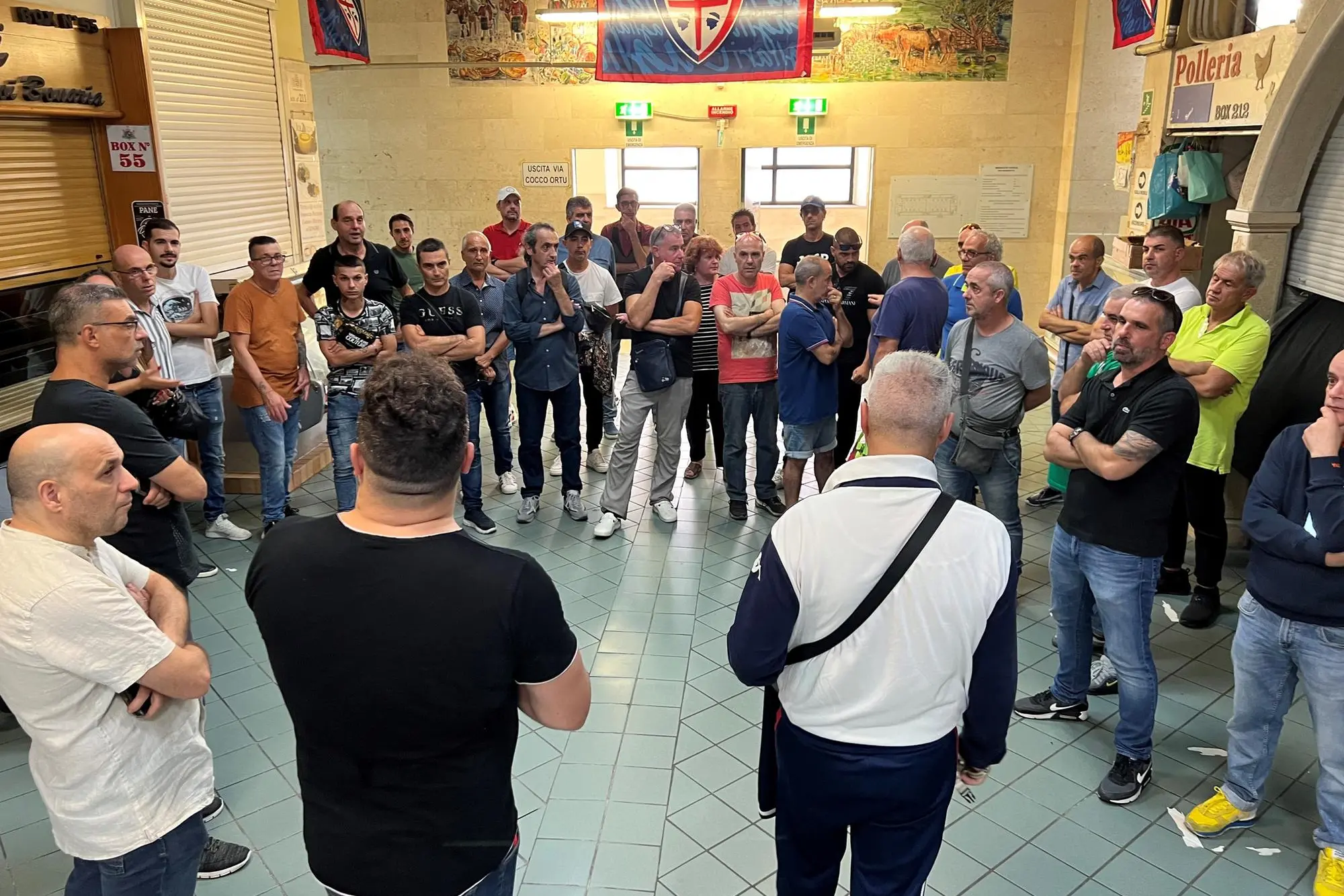 Gli operatori del mercato di San Benedetto riuniti in assemblea (foto Madeddu)