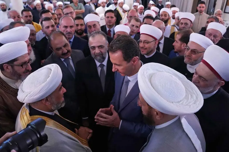 Bashar al Assad in una moschea di Damasco per la festa di Eid al-Adha (Ansa)
