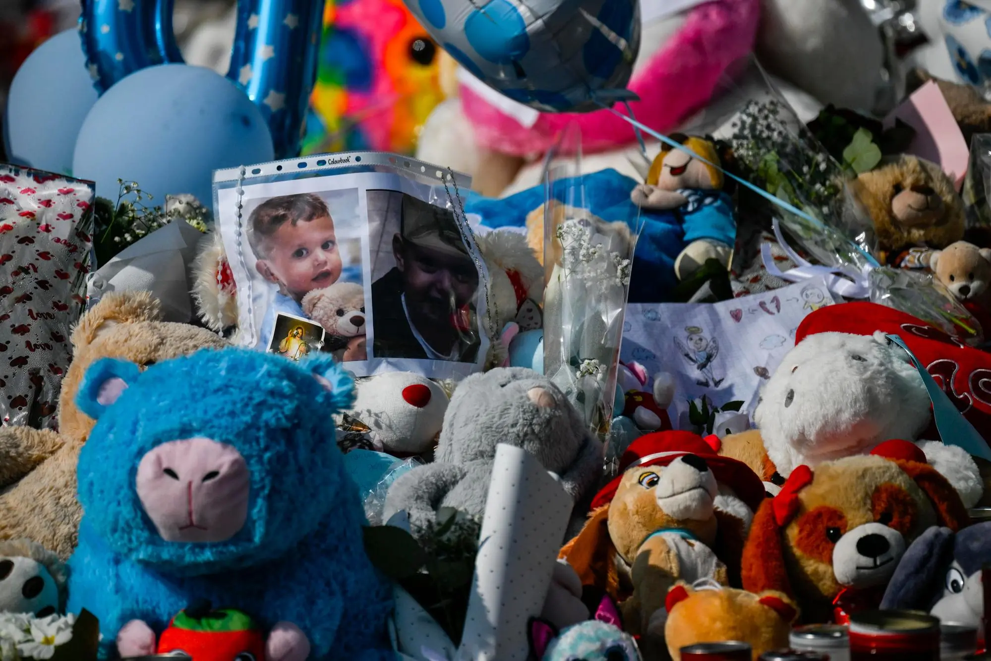 Centinaia di peluche e messaggi per chiedere giustizia per il piccolo Domenico, davanti all'ospedale Monaldi di Napoli (Ansa)