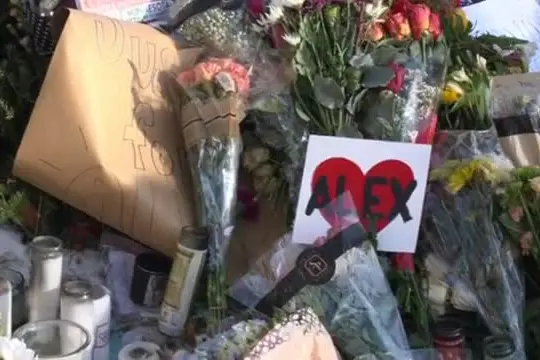 Minneapolis, mare di fiori e biglietti su luogo uccisione Alex Pretti