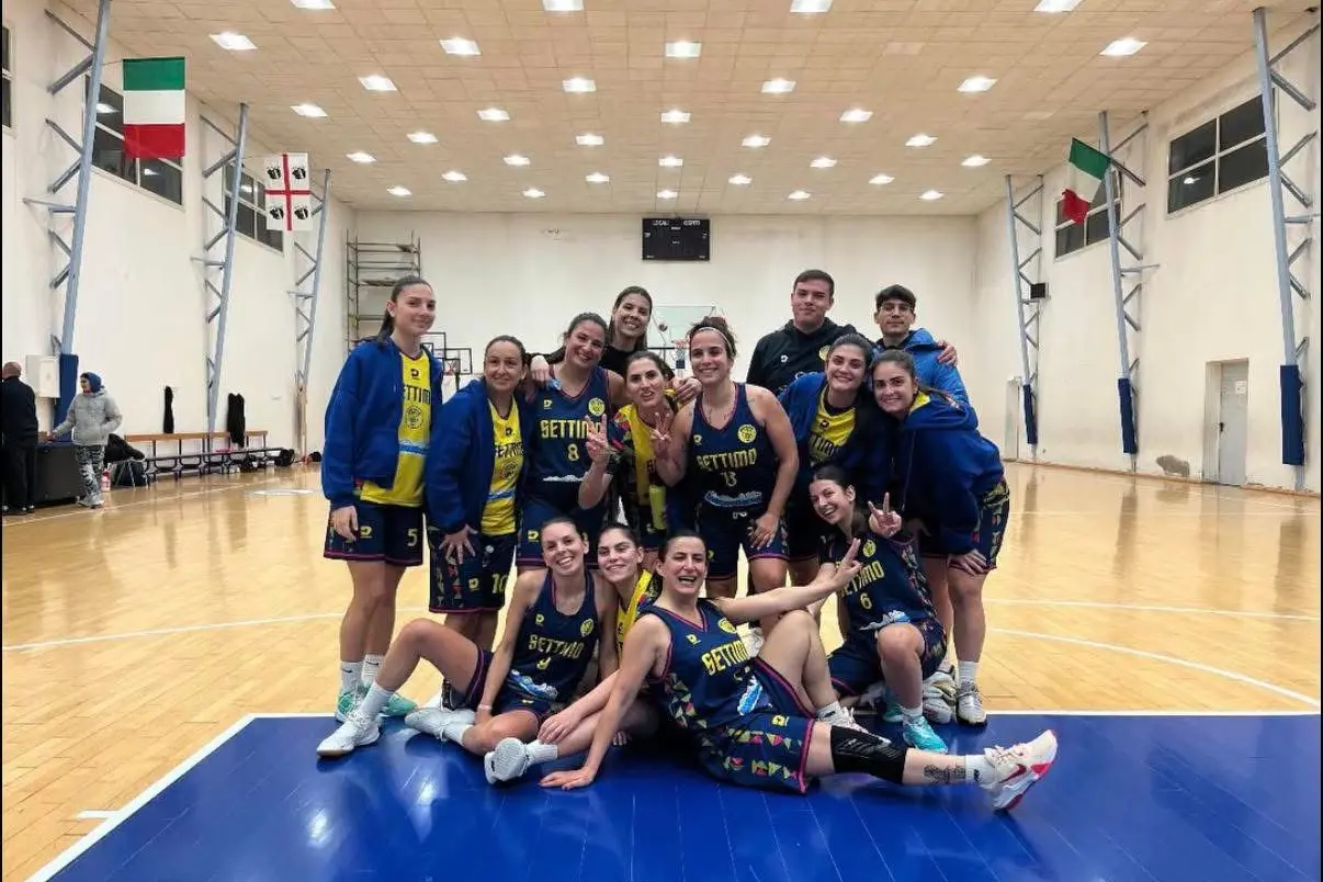 Nella foto il Basket Settimo al termine di gara 2 della semifinale giocata ad Assemini (foto Basket Settimo)