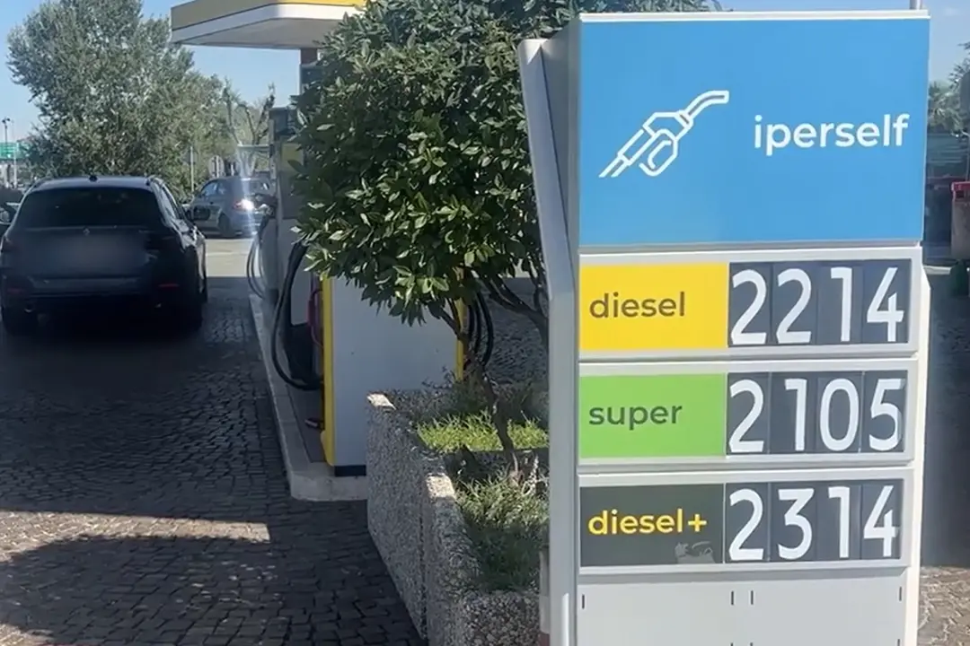 Caro-benzina, Torino: la senza-piombo sopra i 2,1 euro al litro