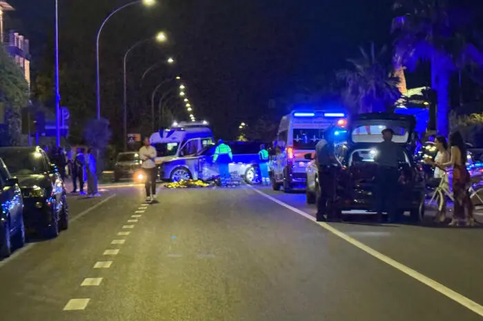 Scontro Suv-scooter, morto un 17enne: si costituisce dopo ore il pirata della strada, era fuggito a piedi Un 17enne è morto al confine tra Marina di Pietrasanta e Forte Marmi (Lucca), in Versilia, nello scontro avvenuto sul viale a mare tra uno scooter su cui viaggiavano due ragazzi e un suv, con targa svizzera, che avrebbe fatto una inversione ad 'U', 20 giugno 2026. L'incidente non lontano dalla discoteca Twiga. ANSA/ ROY LEPORE