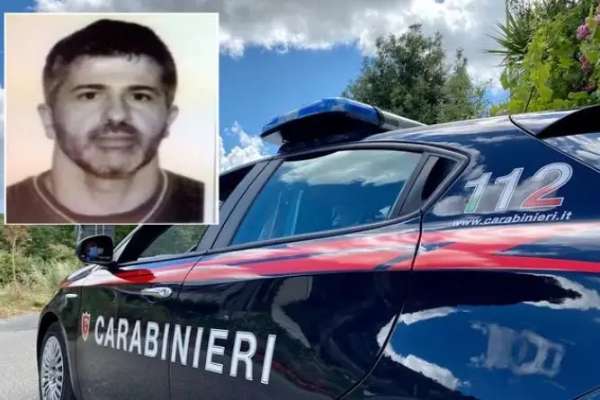 Un'auto dei carabinieri, nel riquadro Sandro Arzu (Archivio)