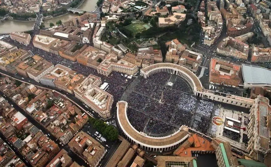 La folla in piazza San Pietro (Archivio L'Unione Sarda)