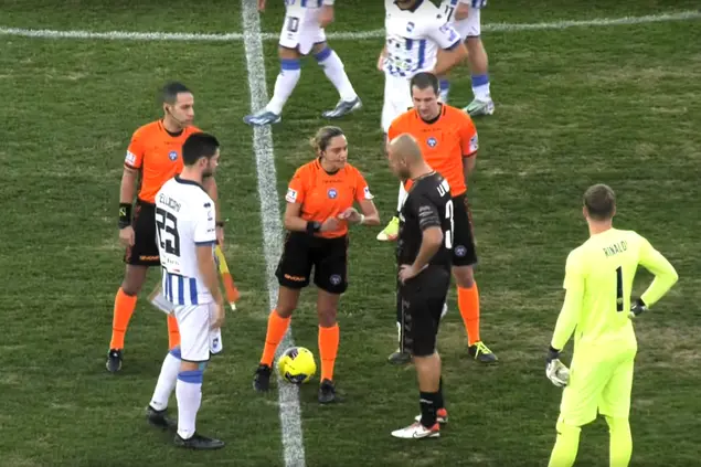 Il calcio d'inizio del match Pescara-Olbia (foto Ilenia Giagnoni)