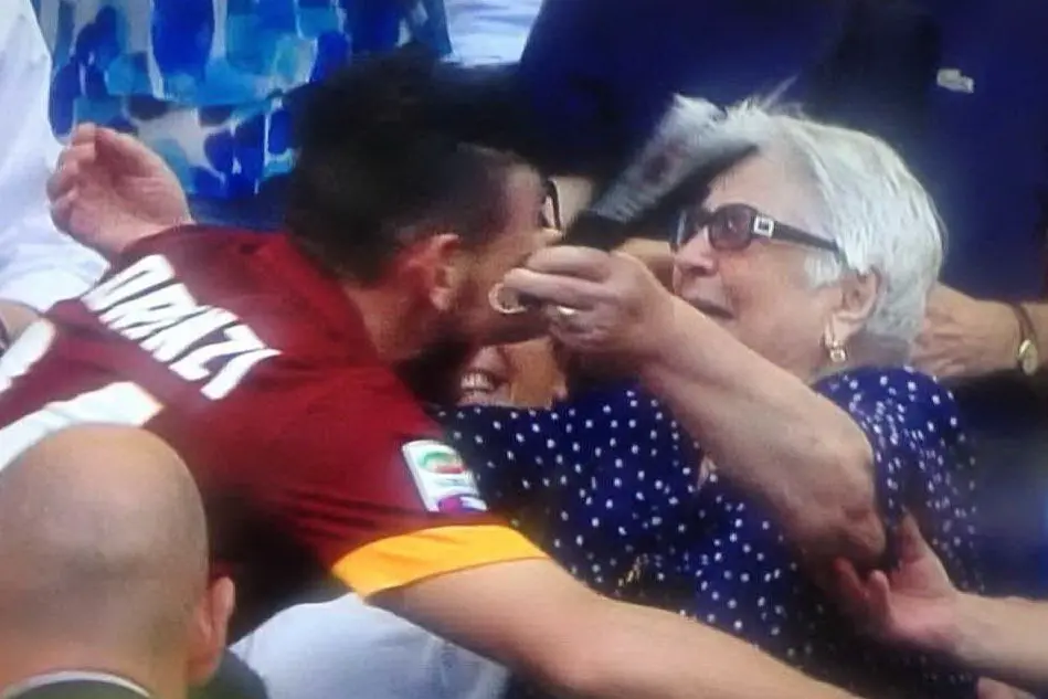 L'abbraccio di Florenzi alla nonna (fototwitter @tommasolabate)