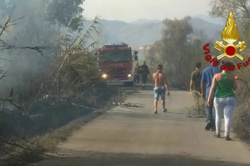 Incendi a Domusnovas e Villamassargia, le fiamme lambiscono le case
