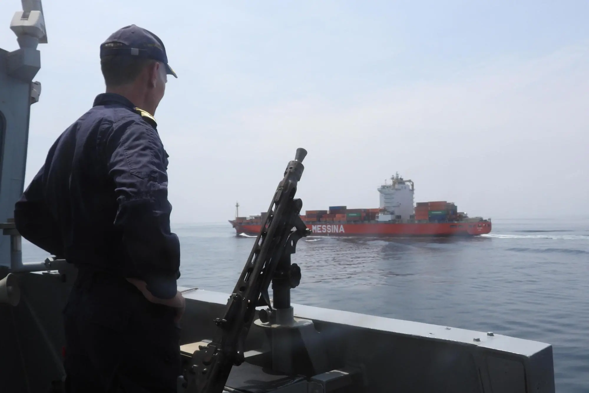 Un'immagine diffusa dalla Marina della Nave Duilio in navigazione nel Mar Rosso