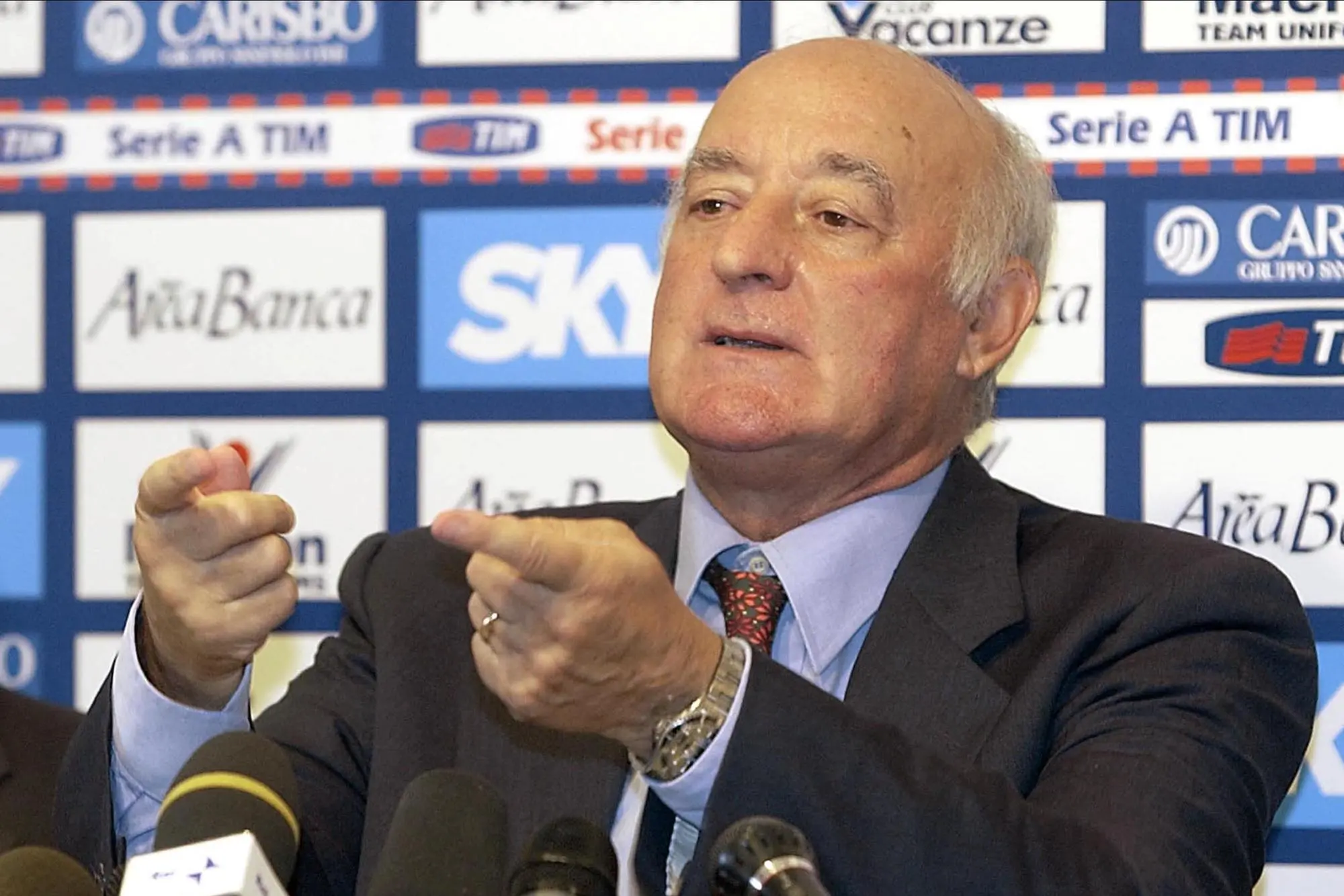 Carlo Mazzone durante una conferenza stampa, in una immagine del 28 agosto 2003 (foto Ansa)