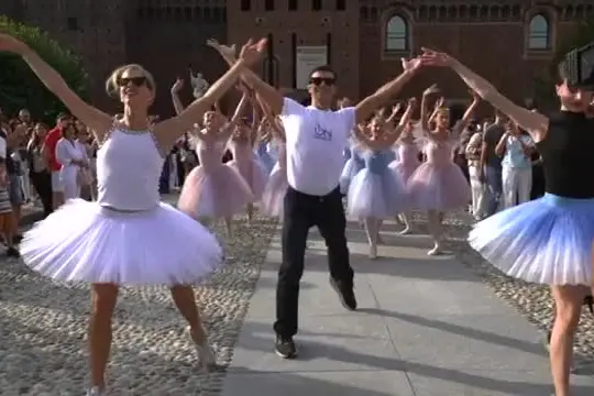 La grande marcia danzante di On Dance giudata da Roberto Bolle