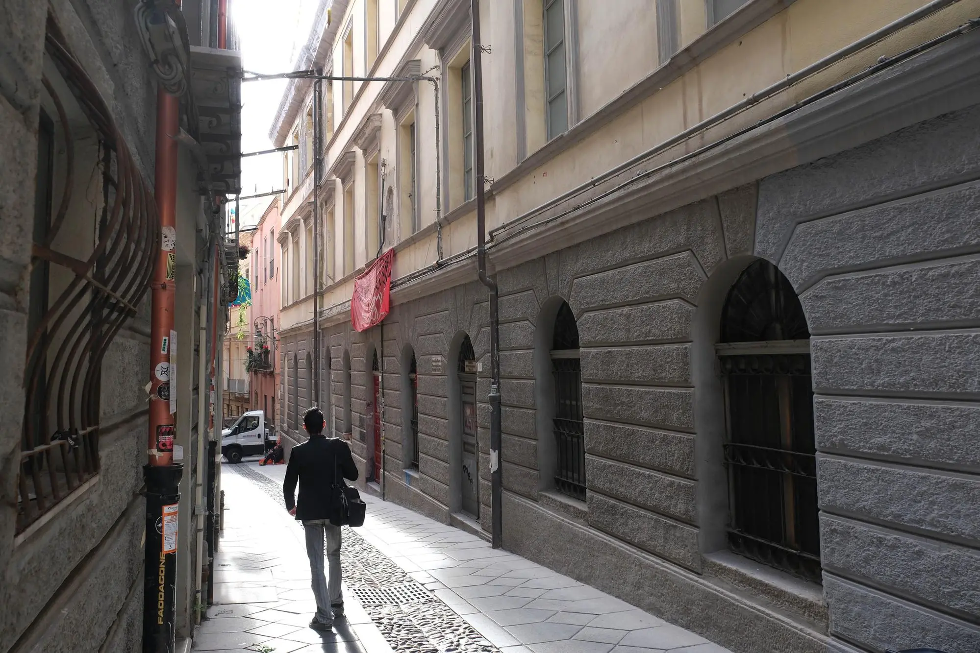 L'edificio di Sa Domu in via Lamarmora a Cagliari, dopo la rimozione dell'impalcatura (foto Ungari)