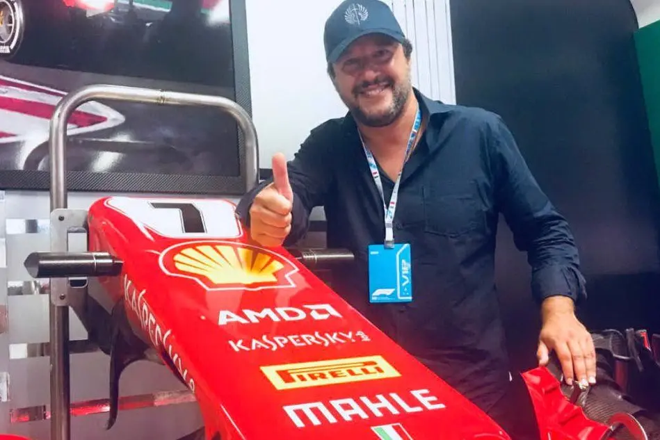 Gp di Monza, Salvini ai box Ferrari: "È l'unico rosso che mi piace"