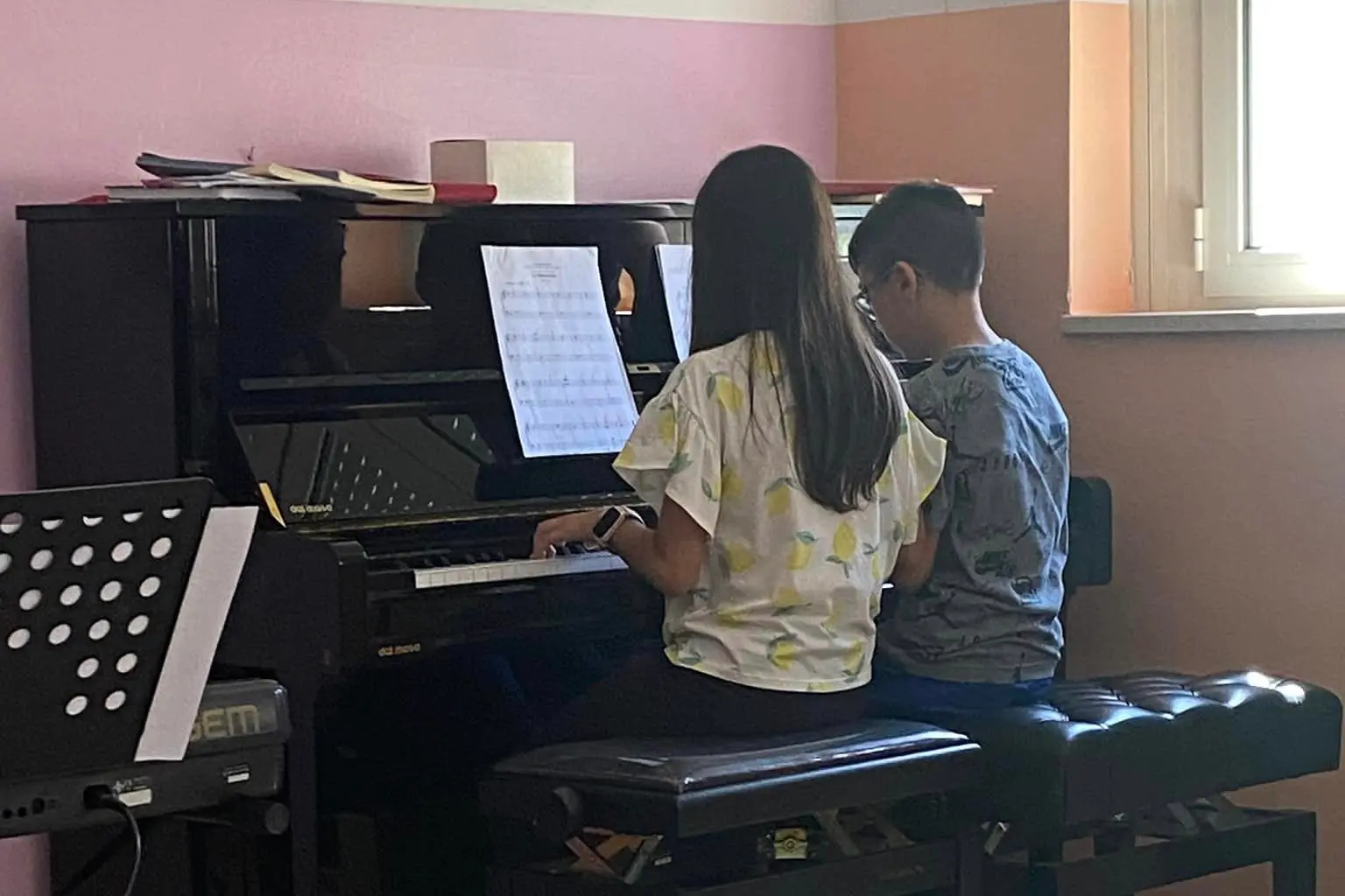 Il pianoforte donato alla scuola (foto Serreli)