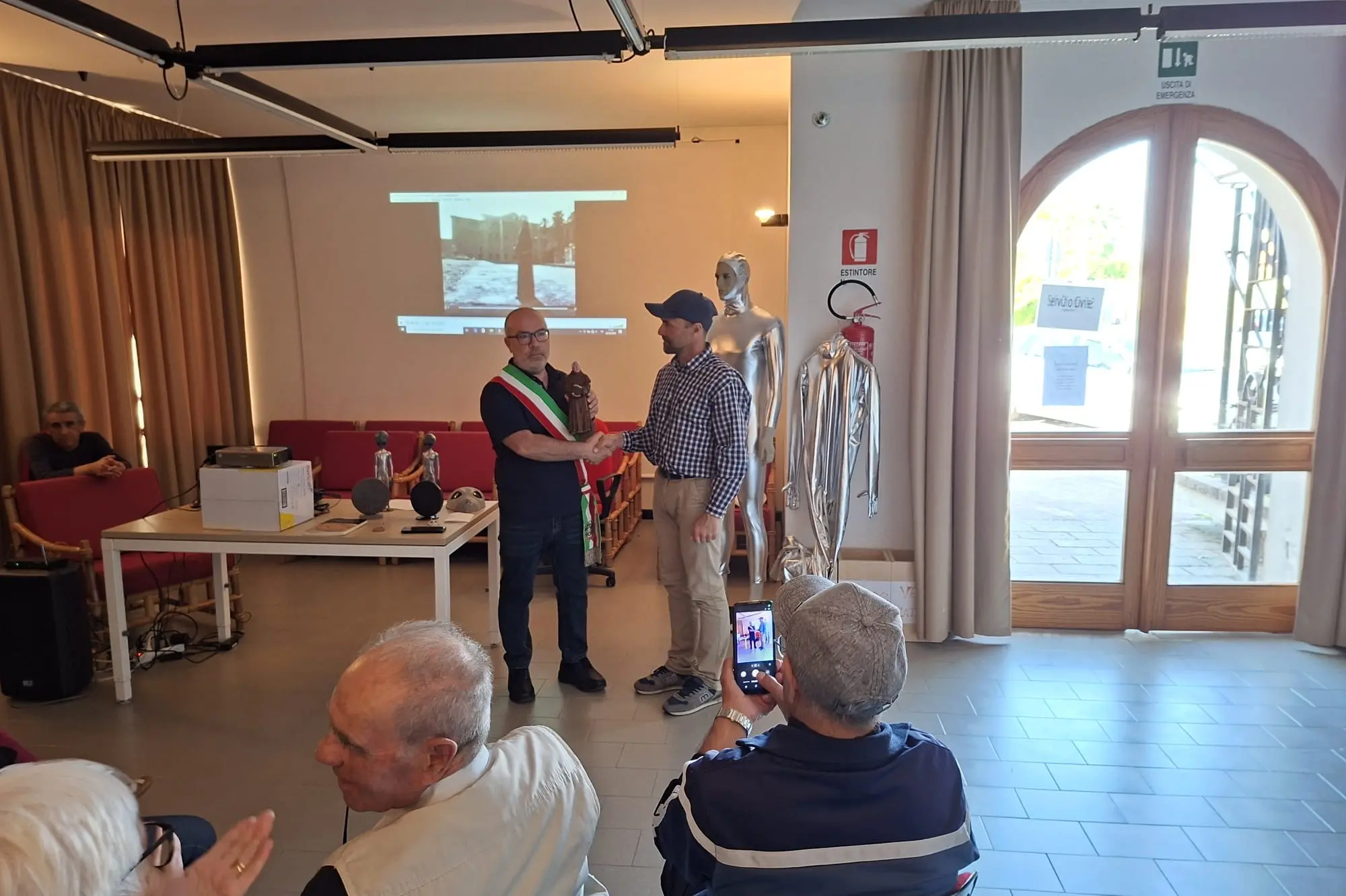 La donazione della statua di Padre Madau (foto concessa)