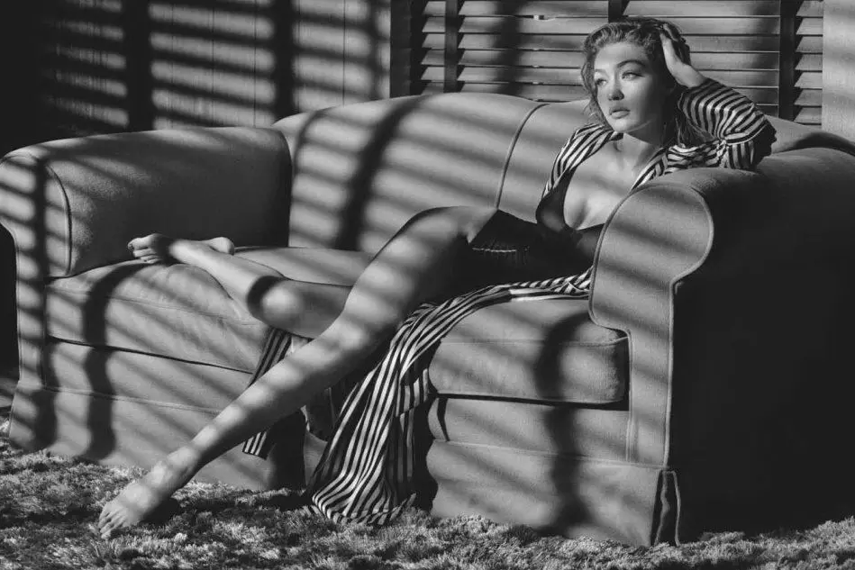 La modella Gigi Hadid fotografata da Albert Watson (Ansa/Pirelli Press Office)