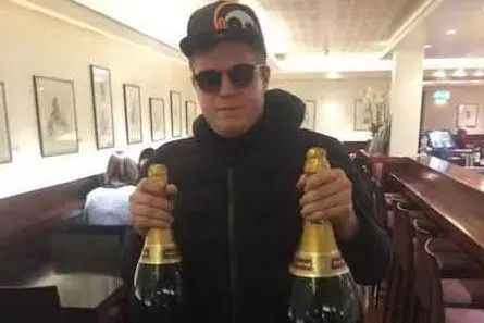 Uno dei due aveva già iniziato a comprare champagne (foto The Telegraph)